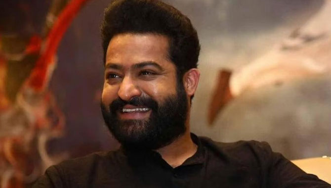 బాలీవుడ్ డైరెక్ట‌ర్ ఎన్టీఆర్ ను ఏం చేస్తాడో?