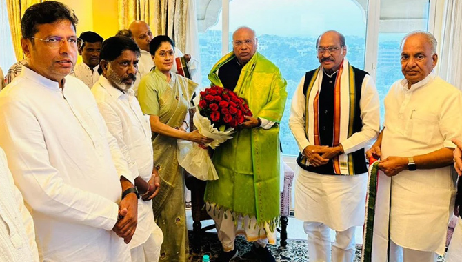 కాంగ్రెస్ లో చేరిన విజయశాంతి