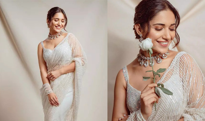 చీర‌క‌ట్టులో రుహానీ క్లీవేజ్ షో