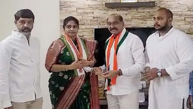 కాంగ్రెస్ లోకి సినీ నటి దివ్యవాణి