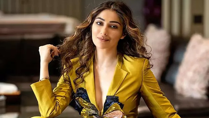 సూట్‌లో క్లీ వేజ్ షో చేస్తున్న ల‌క్ష్మి రాయ్