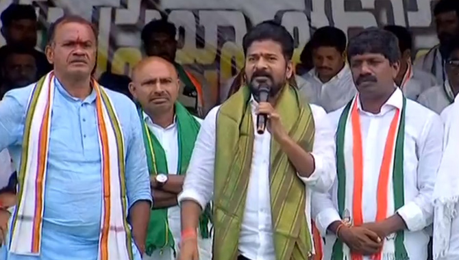 ఆ 12 మందిని మళ్లీ అసెంబ్లీ గేటు కూడా తాకనీయొద్దు : రేవంత్ ఆ 12 మందిని మళ్లీ అసెంబ్లీ గేటు కూడా తాకనీయొద్దు : రేవంత్