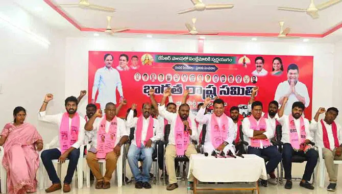 నిజామాబాద్ లో బీఆర్ఎస్ కు మద్దతుగా.. ఎన్నారైల ప్రచారం నిజామాబాద్ లో బీఆర్ఎస్ కు మద్దతుగా.. ఎన్నారైల ప్రచారం