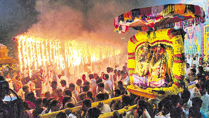 శ్రీశైలంలో వైభవంగా జ్వాలా తోరణోత్సవం