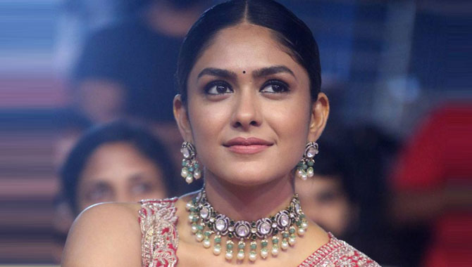 నేను చెప్పింది జ‌ర‌క్క‌పోతే పేరు మార్చుకుంటా మృణాల్