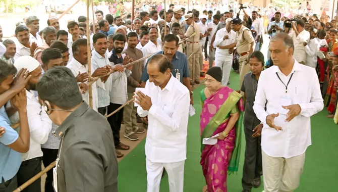 చింతమడకలో ఓటేసిన కేసీఆర్ దంపతులు