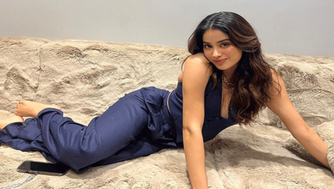 న‌వ్వుతోనే కుర్రాళ్ల గుండెల్ని కొల్ల‌గొడుతున్న జాన్వీ