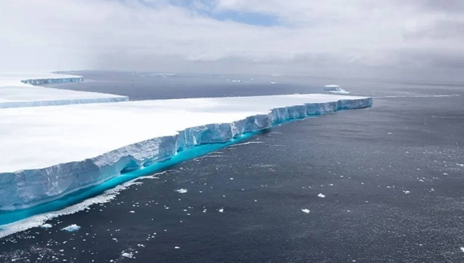 కదులుతున్న మంచుకొండ.. ప్రపంచంలోనే అతిపెద్ద!