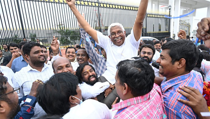 ప్రభుత్వం, ఉద్యోగులకు మధ్య వారధిగా ఉంటా