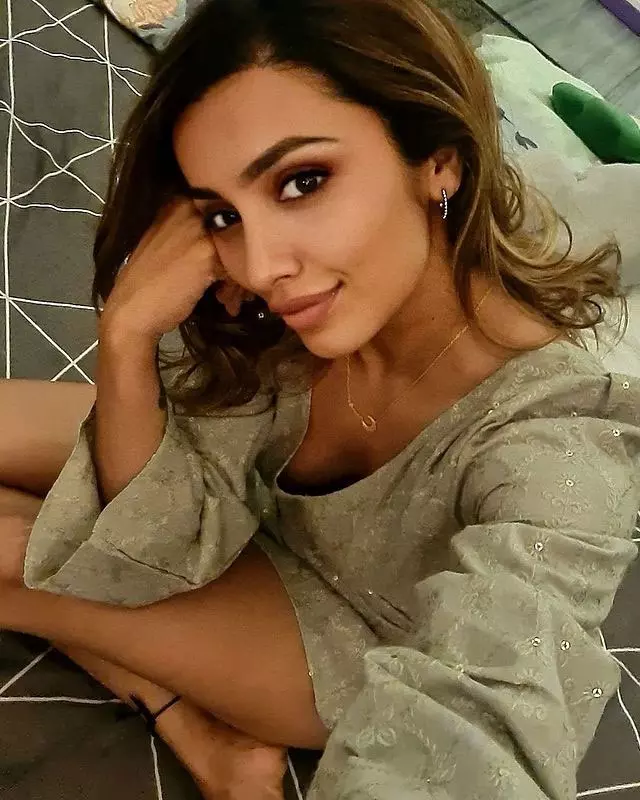 క్లోజ‌ప్‌లో అందాలు చూపిస్తున్న తేజ‌స్వి