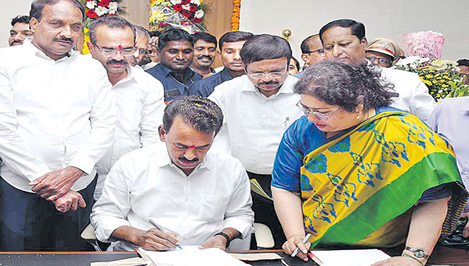 మంత్రిగా బాధ్యతలు చేపట్టిన జూపల్లి