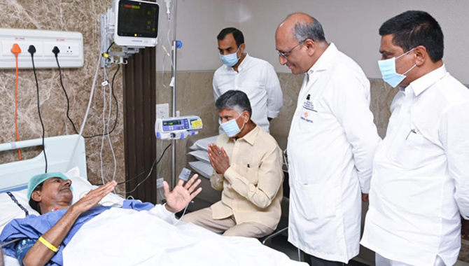 కేసీఆర్ ను పరామర్శించిన చంద్రబాబు