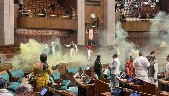 లోక్‌స‌భ‌లో భద్రతా వైఫల్యం.. సభలోకి దూసుకొచ్చిన ఇద్దరు వ్యక్తులు