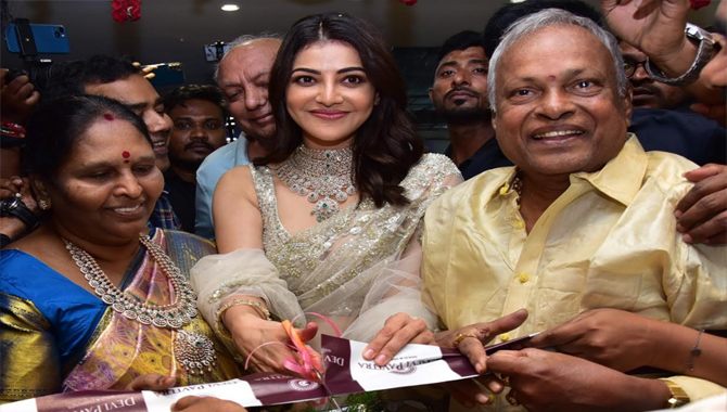 అందాల నటి కాజల్ అగర్వాల్ కూకట్ పల్లి లో సందడి చేశారు