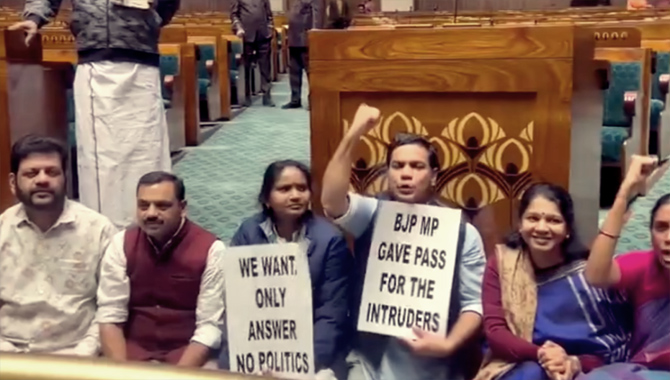 పార్లమెంట్ లో ఒకే రోజు .. 78మంది ఎంపీలపై