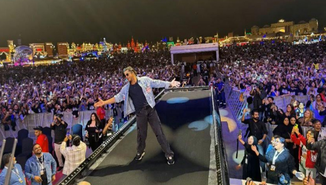 Dubai Day 1: Fans’ euphoria had no limits as Shah Rukh Khan reached Global Village Dubai for Dunki promotions!