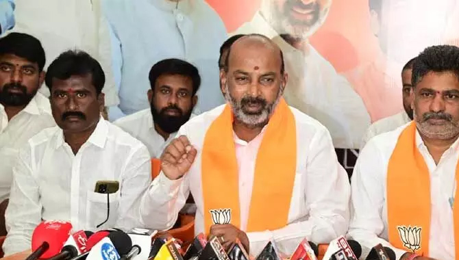 వాళ్లందరికీ ఏ విధంగా న్యాయం చేస్తారు ? : బండి