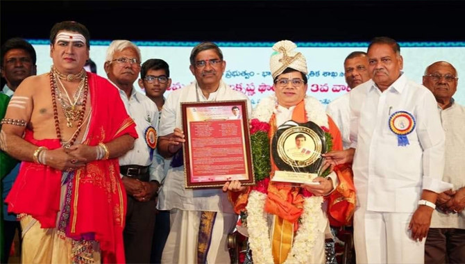 కూచిభొట్ల ఆనంద్‌కు స్వర్ణ కంకణ సత్కారం