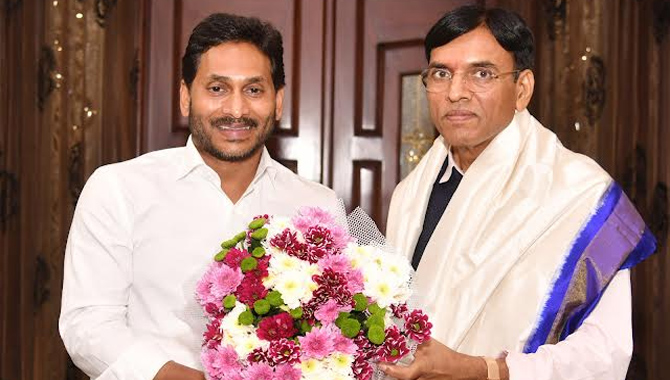 సీఎం వైఎస్ జగన్ ను కలిసిన కేంద్ర మంత్రి మన్ సుఖ్ మాండవీయ