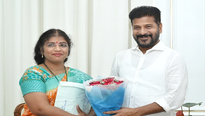 Nalini Reddy సీఎం రేవంత్ రెడ్డిని కలిసిన మాజీ డీఎస్పీ నళిని