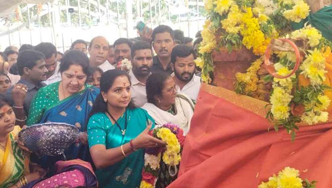 సమ్మక్క, సారలమ్మను దర్శించుకున్న ఎమ్మెల్సీ కవిత