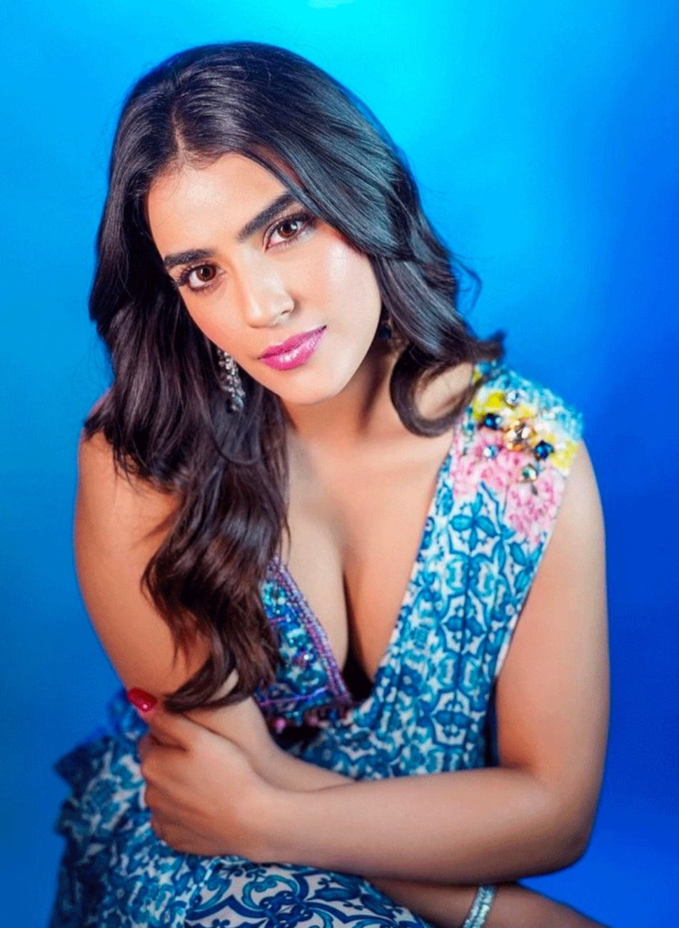 క్లీవేజ్ షో తో మతి పోగొడుతున్న కావ్య థాపర్