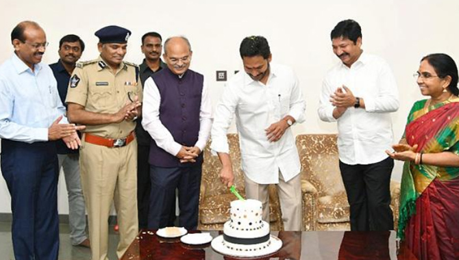 సీఎం నివాసంలో నూతన సంవత్సర వేడుకలు