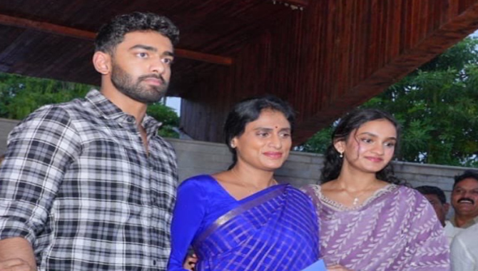 సీఎం వైఎస్ జగన్ నివాసానికి షర్మిల.. కుమారుడి వివాహానికి ఆహ్వానం