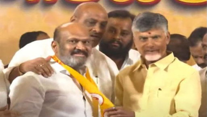 చంద్రబాబు సమక్షంలో టీడీపీలో చేరిన ఎమ్మెల్యే ద్వారకానాథరెడ్డి