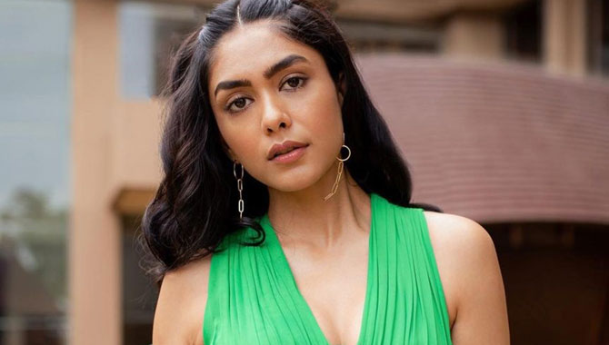 కోలీవుడ్ ఎంట్రీ ఇవ్వ‌నున్న మృణాల్