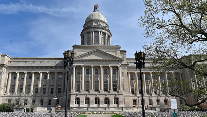 అమెరికాలో కలకలం.. క్యాపిటల్ భవనాలకు