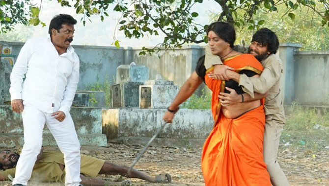 పోరాటాల  చిత్రీకరణలో “పోలీస్ వారి హెచ్చరిక”