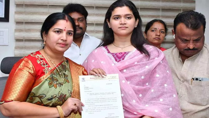 మా రాజీనామాకి చంద్రబాబే కారణం : కేశినేని శ్వేత