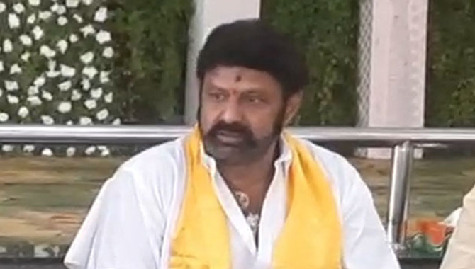 రాష్ట్రంలో ప్రశ్నించే వారిపై… వైసీపీ దాడులు : బాలకృష్ణ