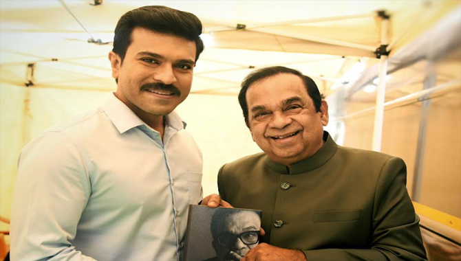 గ్లోబ‌ల్ స్టార్ రామ్‌చ‌ర‌ణ్‌కి ‘నేను’ కాపీ అంద‌జేసిన ప‌ద్మ‌శ్రీ బ్ర‌హ్మానందం!