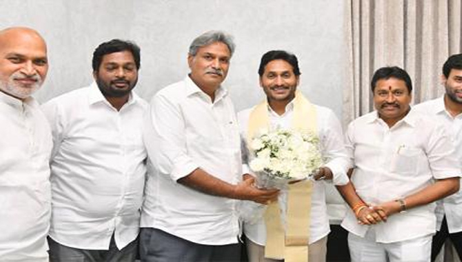 సీఎం వైఎస్ జగన్ తో ఎంపీ కేశినేని నాని భేటీ