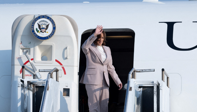 కమలాహారిస్ విమానం అత్యవసరంగా..  దారి మళ్లింపు