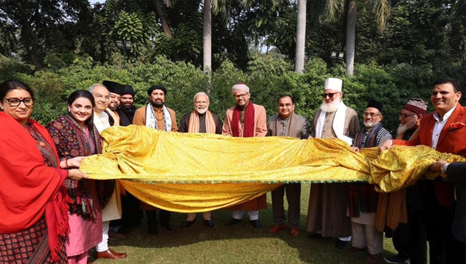 అజ్మీర్ దర్గాకు కానుకగా చాదర్ పంపిన ప్రధాని మోదీ అజ్మీర్ దర్గాకు కానుకగా చాదర్ పంపిన ప్రధాని మోదీ