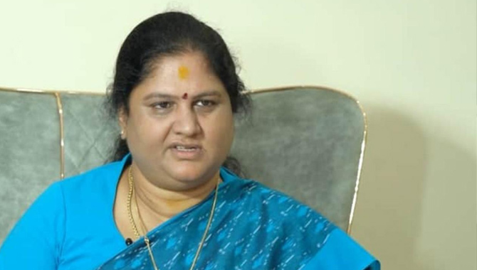 మాజీ ఎంపీ కొత్తపల్లి గీతకు హైకోర్టులో ఊరట