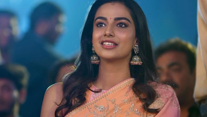 మీనాక్షి ఇలాంటి పాత్ర అవ‌స‌ర‌మా?