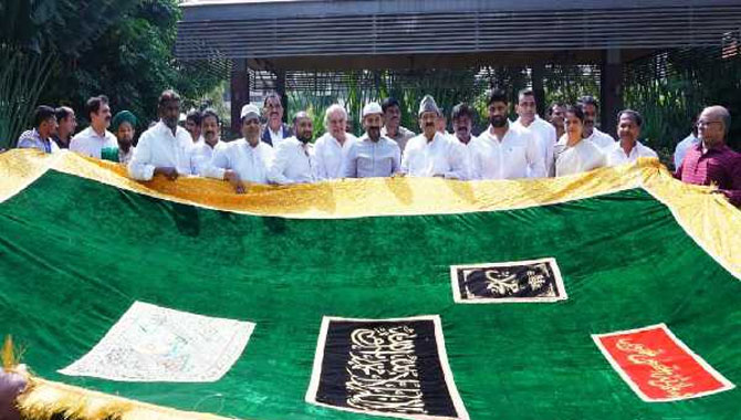 అజ్మేర్ దర్గాకు చాదర్ సమర్పించిన సీఎం రేవంత్ అజ్మేర్ దర్గాకు చాదర్ సమర్పించిన సీఎం రేవంత్