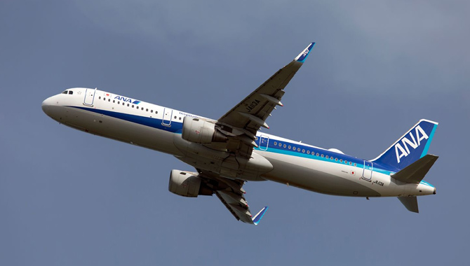 జపాన్ నుంచి అమెరికా బయలుదేరిన విమానంలో.. వింత ఘటన