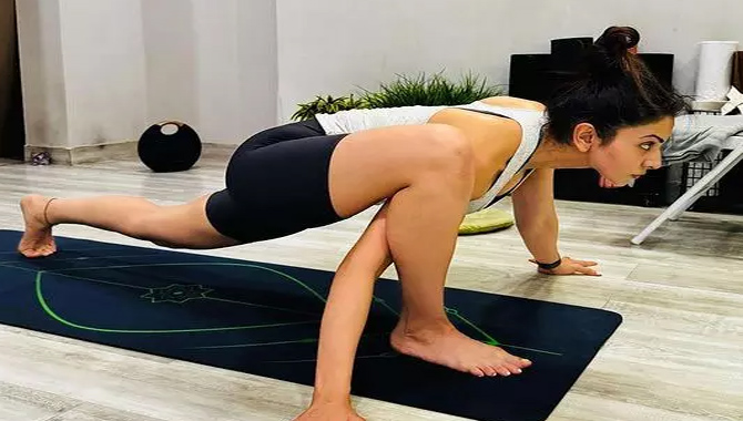 యోగాస‌నాల‌తో ఆశ్చ‌ర్య‌ప‌రుస్తున్న ర‌కుల్