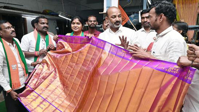 అయోధ్య రామాలయానికి కానుకగా..బంగారు పట్టుచీర