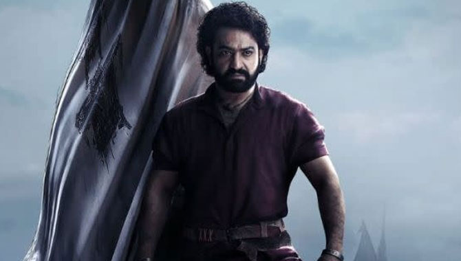 దేవ‌ర ప్లేస్ లోకి రావాల‌ని చూస్తున్న యంగ్ హీరోలు