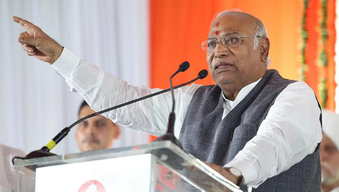 తెలంగాణ ప్రభుత్వ పనితీరు దేశానికి ఆదర్శం కావాలి : మల్లికార్జున ఖర్గే