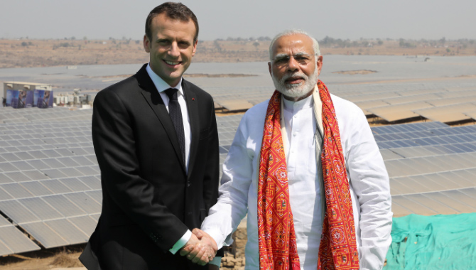 గణతంత్ర వేడుకలు .. భారత్ కు చేరుకున్న ఫ్రాన్స్ అధ్యక్షుడు