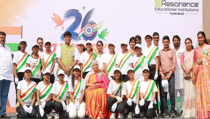 Resonance Girl students make a long human chain with the theme of Mother of Democracy