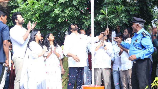 Padma Vibhushan Chiranjeevi celebrates Republic Day with fans