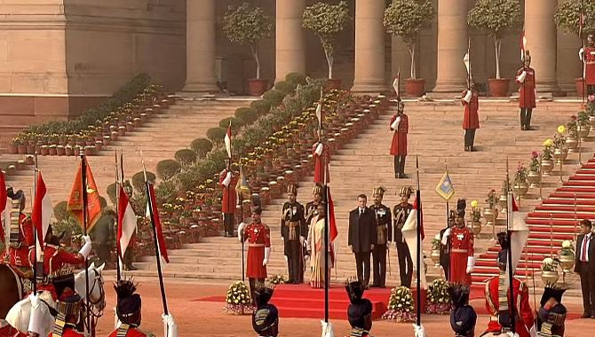 ఢిల్లీలో ఘనంగా జాతీయ దినోత్సవ వేడుకలు.. జాతీయ జెండాను ఆవిష్కరించిన రాష్ట్రపతి